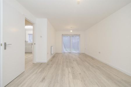 4 bedroom semi-detached house to rent - Photo 2