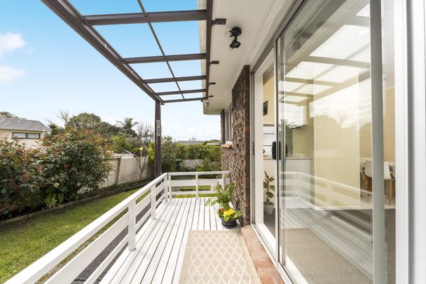 West Is Best – Cozy 2-Bedroom Standalone Home with Spacious Living - Photo 1