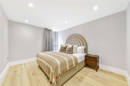 Spacious three bedroom apartment located moments from Baker Street - Photo 5