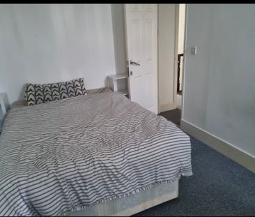 Most demanding double bed room in NW4 4LD 28 Babington Road 1 - Photo 3
