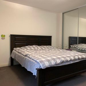 Two Bedroom Apartment – Close to everything you need! - Photo 2