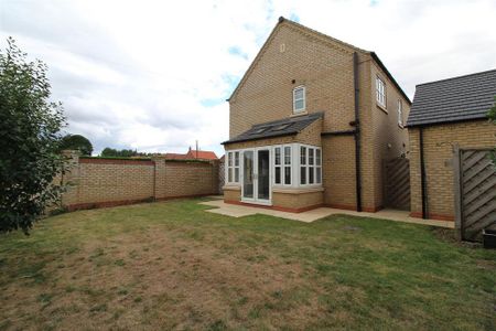 4 bedroom detached house to rent - Photo 3