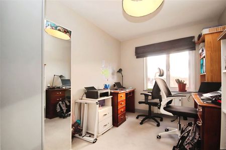 Drummond Road, Guildford, Surrey, GU1 4NX - Photo 2