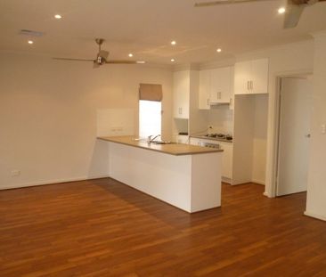 Modern 3 Bedroom Home - Photo 3