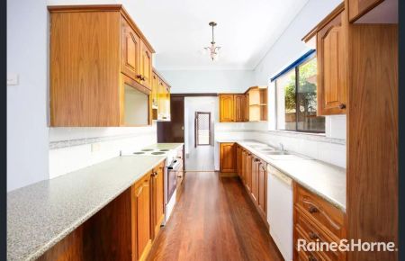 House with 4 bedrooms, 1 bathroom & parking for 1 car - Photo 4