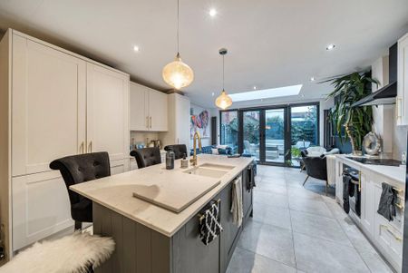 3 bedroom end of terrace house to rent - Photo 4