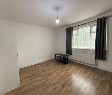 self contained studio flat in barking-£1100 inclusive bills - Photo 2