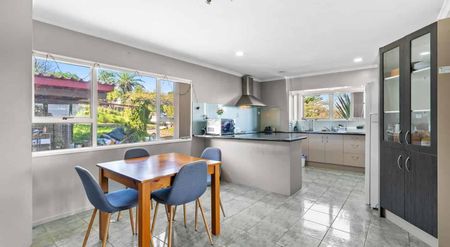 Sunny Lifestyle Home with Extra Accommodation with Space, Comfort & Rural Views - Photo 3