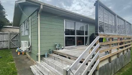 Fully Fenced 3 bedroom home - Photo 5