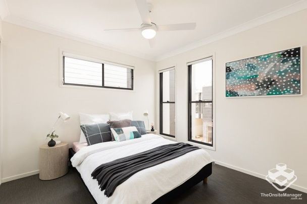 FOUR BEDROOM 2 BATHROOM TOWNHOUSE WITH SINGLE LOCK UP GARAGE & COVERED CARPORT - Photo 1