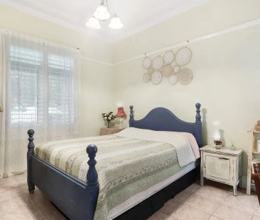 Renovated Spacious 7 Bedroom house - Photo 3