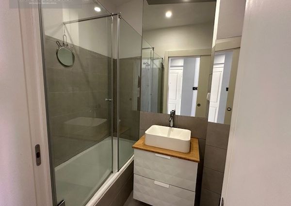 Ótimo apartamento mobilado, situado em zona de comércio, totalmente remodelado.