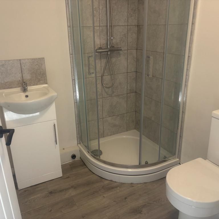 2 bedroom ground floor flat to rent - Photo 1