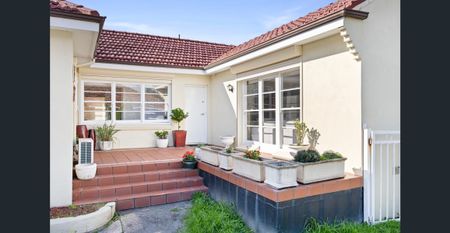 Charming 3-Bedroom Home (Gardening Included) with Tram at Your Doorstep - Photo 2