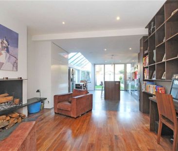 A fantastic five bedroom family house located on a quiet residential road in Wimbledon Park. - Photo 1