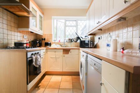 1 bedroom in a house share to rent - Photo 4
