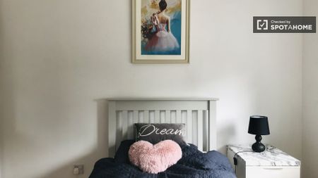 Cosy room in 5-bedroom house in Sandyford, Dublin - Photo 5