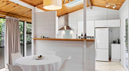 St Helier's classic 177m² Lockwood home for rent - Photo 2