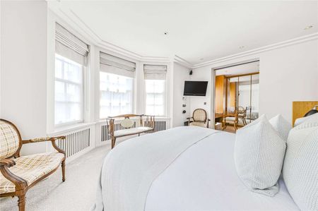 Lateral five bedroom apartment set within a prestigious block in St Johns Wood with porter and parking - Photo 3