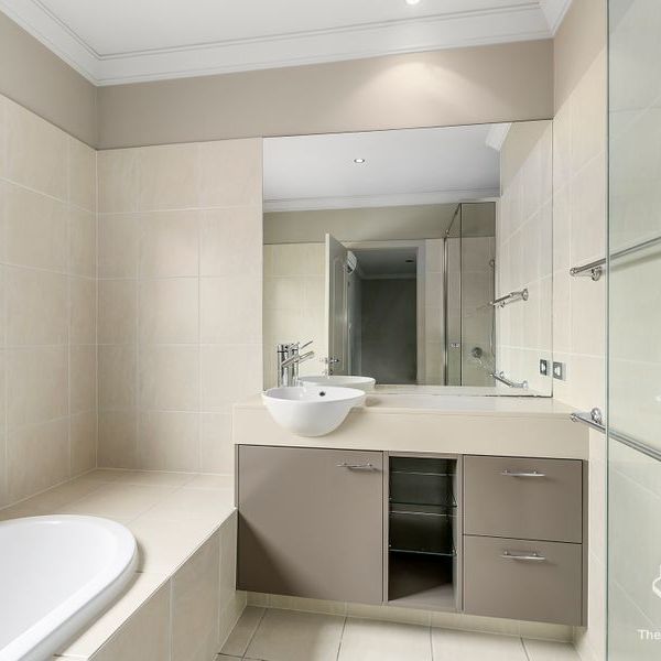 CENTRAL LOCATION - SPACIOUS 4 BEDROOMS TOWNHOUSE - Photo 1