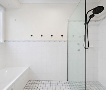 Perfect Family Home - 4 Bedrooms, 2 Bathrooms & Double Lock-Up Garage - Photo 3