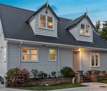 Fabulous 4-Bedroom Character Bungalow – Warm a... - Photo 4