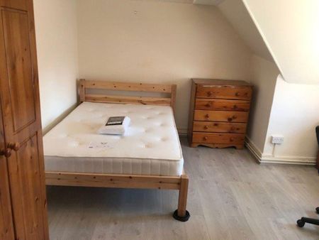 4 bedroom flat to rent - Photo 4