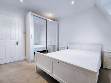 The Gables, Waldeck Road, London W13 - Photo 3