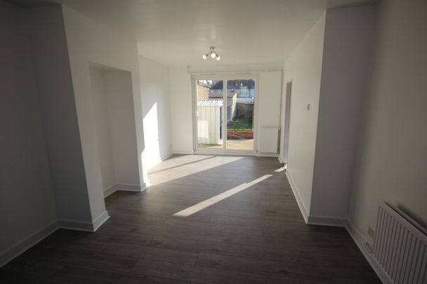 Hanover Circle, Hayes, UB3 - Photo 1