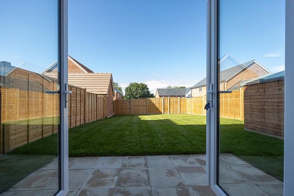 4 bedroom semi-detached house to rent - Photo 1