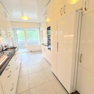 LARGE 4-PIECE - FURNISHED-CROSSING WITH 2 LARGE BALCONIES - PARK - 2X POOLS & SPA - Photo 2