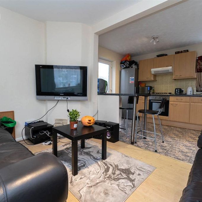 5 bedroom semi-detached house to rent - Photo 1