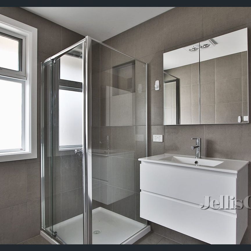 Spacious and Sophisticated Family Residence in Clarinda - Photo 1