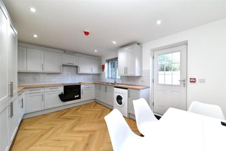 1 bedroom in a house share to rent - Photo 4