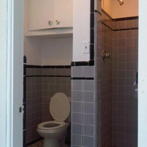 GHETTO MCGILL- 3 ½ RÉNOVÉ & MEUBLÉ – 1 CHAMBRE FERMÉE - Photo 2