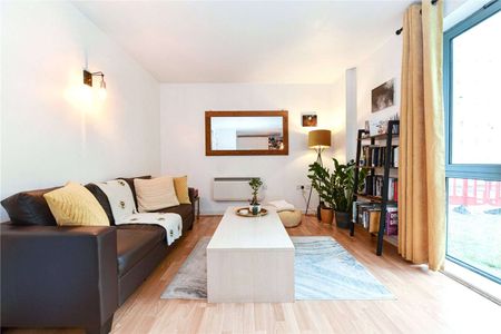 A well presented apartment set within this popular modern development which benefits from a concierge, fully equipped gymnasium and indoor pool. - Photo 3