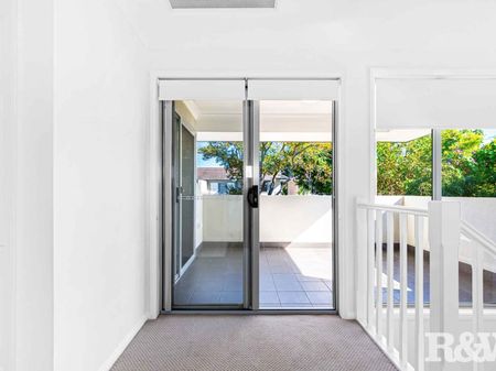 Spacious Townhouse - Photo 2