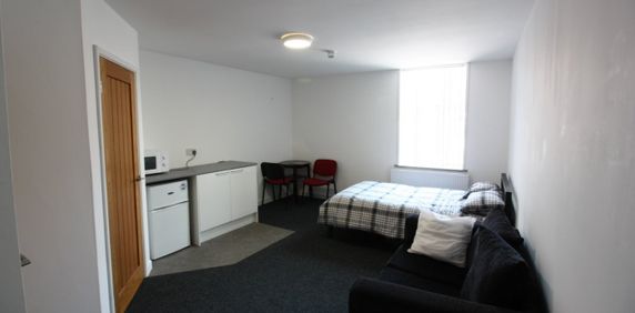 1 bed Studio - To Let - Photo 2