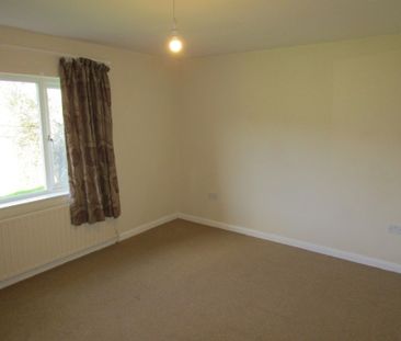 3 bed Bungalow - To Let - Photo 3