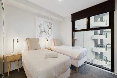 Modern furnished Mooloolaba Apartment with Panoramic Hinterland Views - Photo 4