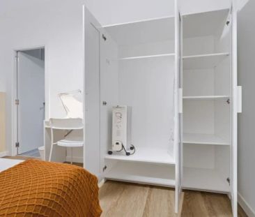Room in a shared 10-bedroom apartment for rent in Sol. - Photo 6