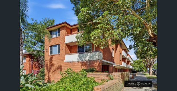 Bright and airy top floor apartment | Refreshed interiors | Super convenient location - Photo 1