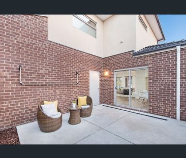 Spacious 4 Bedroom Contemporary Townhouse in Prime Location - Photo 2