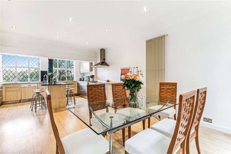 SHORT LET: A fantastic house offering fabulous lateral space and off-street parking. - Photo 3