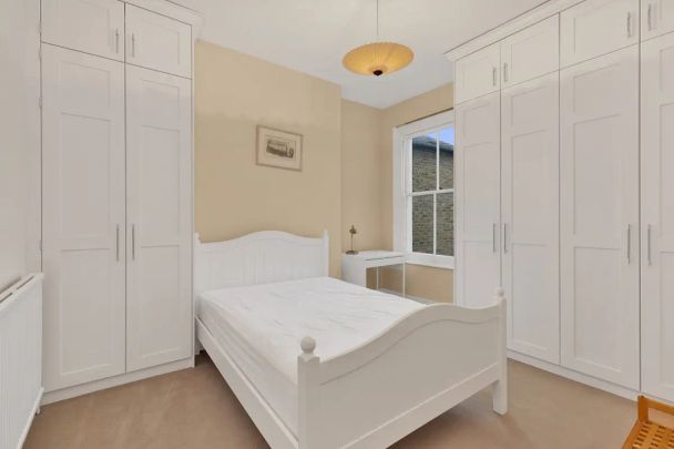 3 bedroom flat in London - Photo 1