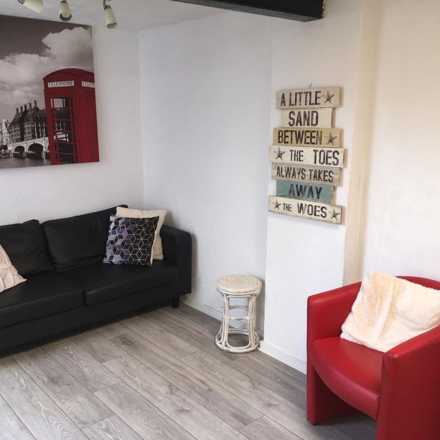 4 Bed Semi-Detached House, Middle Street, SO14 - Photo 1