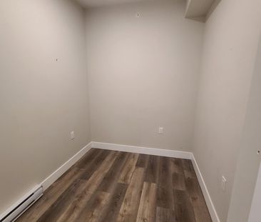 Large 2 Bedroom Unit with Den! - Photo 3