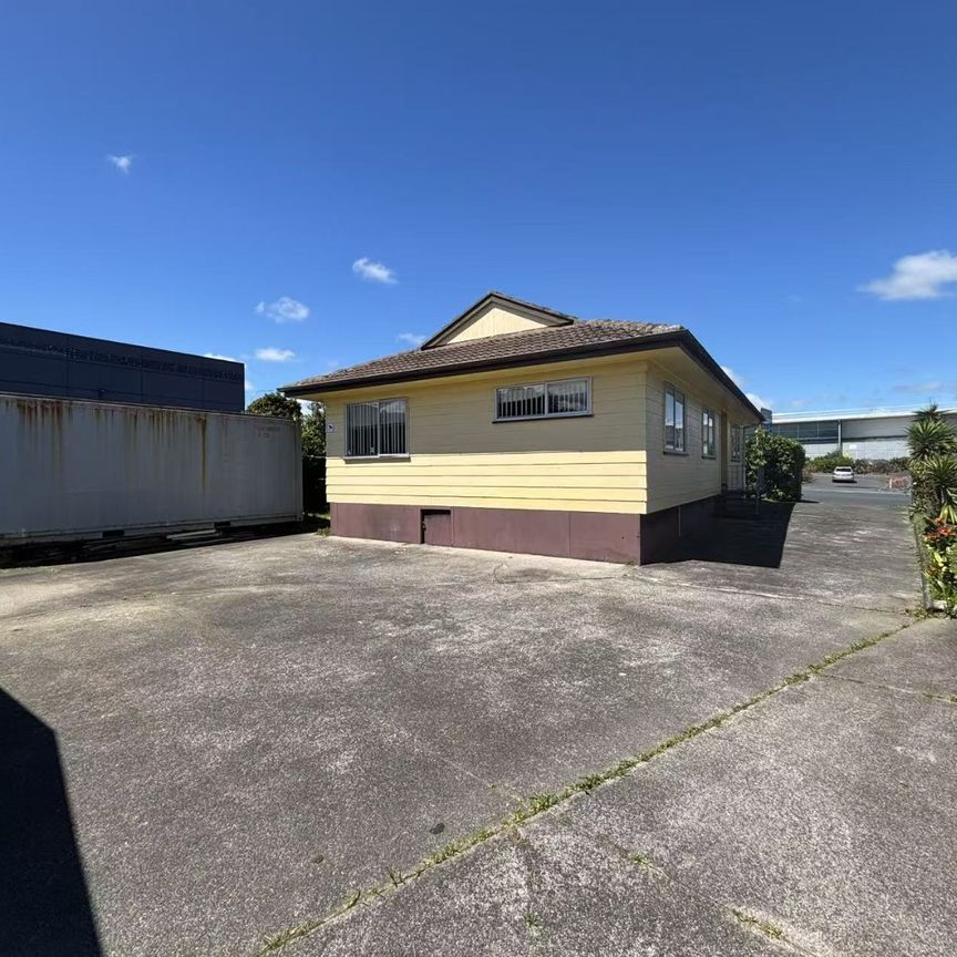 Prime Location! Easy access to all you could need! - Photo 1