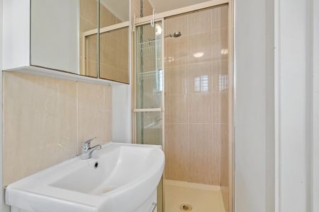 Generous Large Furnished Room with Own Private Bathroom | Rent includes Electricity, WiFi & Water - Photo 5