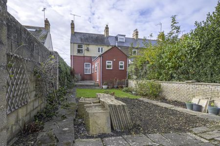 3 bedroom end of terrace house to rent - Photo 2